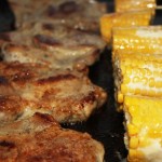 Fleisch und Maiskolben grillen