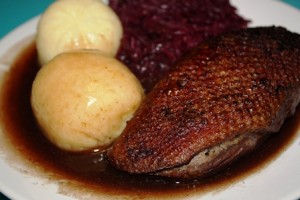 Barbarie-Entenbrust mit Rotkohl und Klösse
