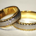 zweifarbige Eheringe mit Edelsteinen und Schliff