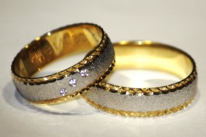 zweifarbige Eheringe mit Edelsteinen und Schliff